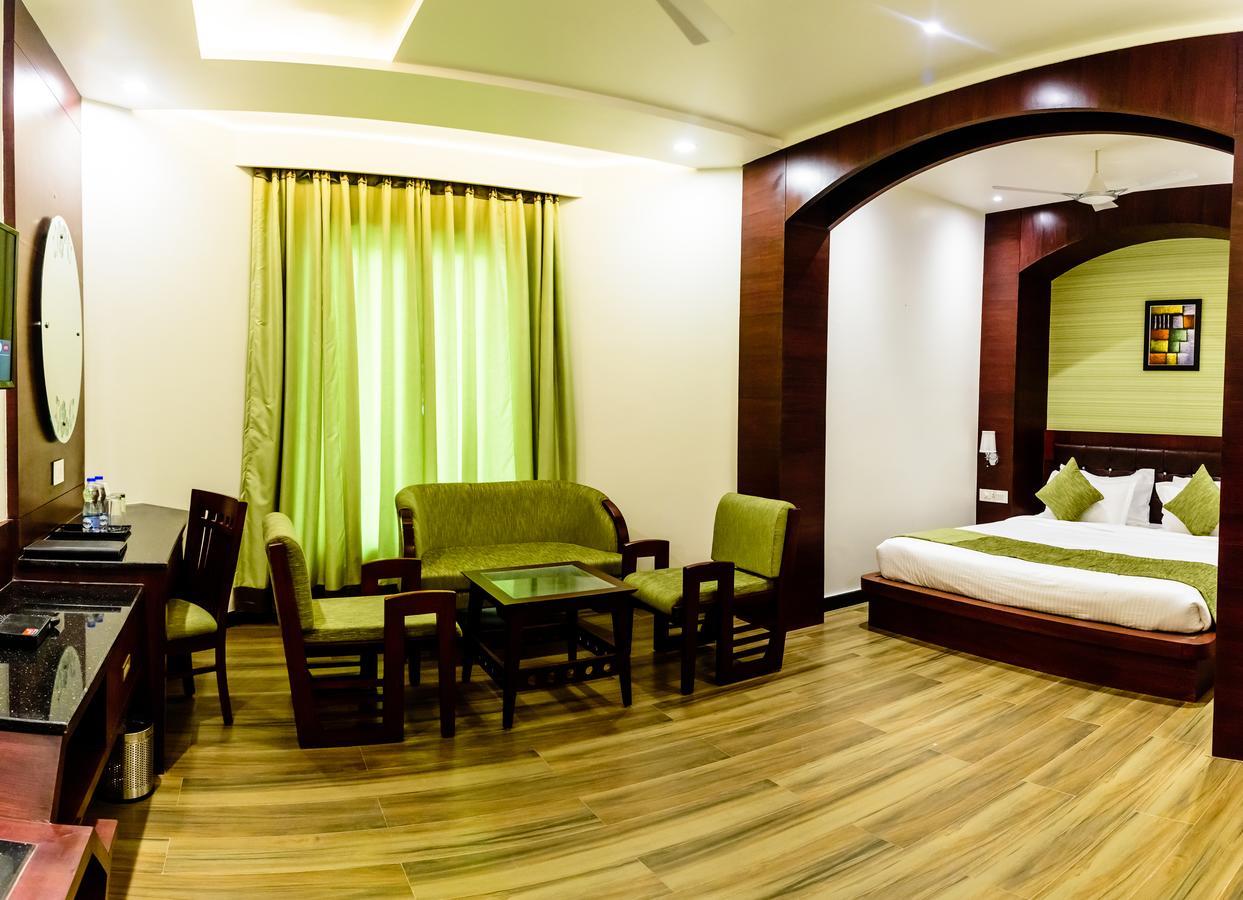 Konark Grand Hotel Mirzāpur Exterior foto